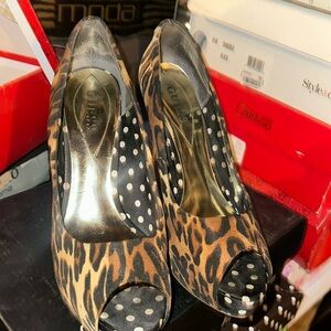 Mother’s Closet/ Open Toe printed heels